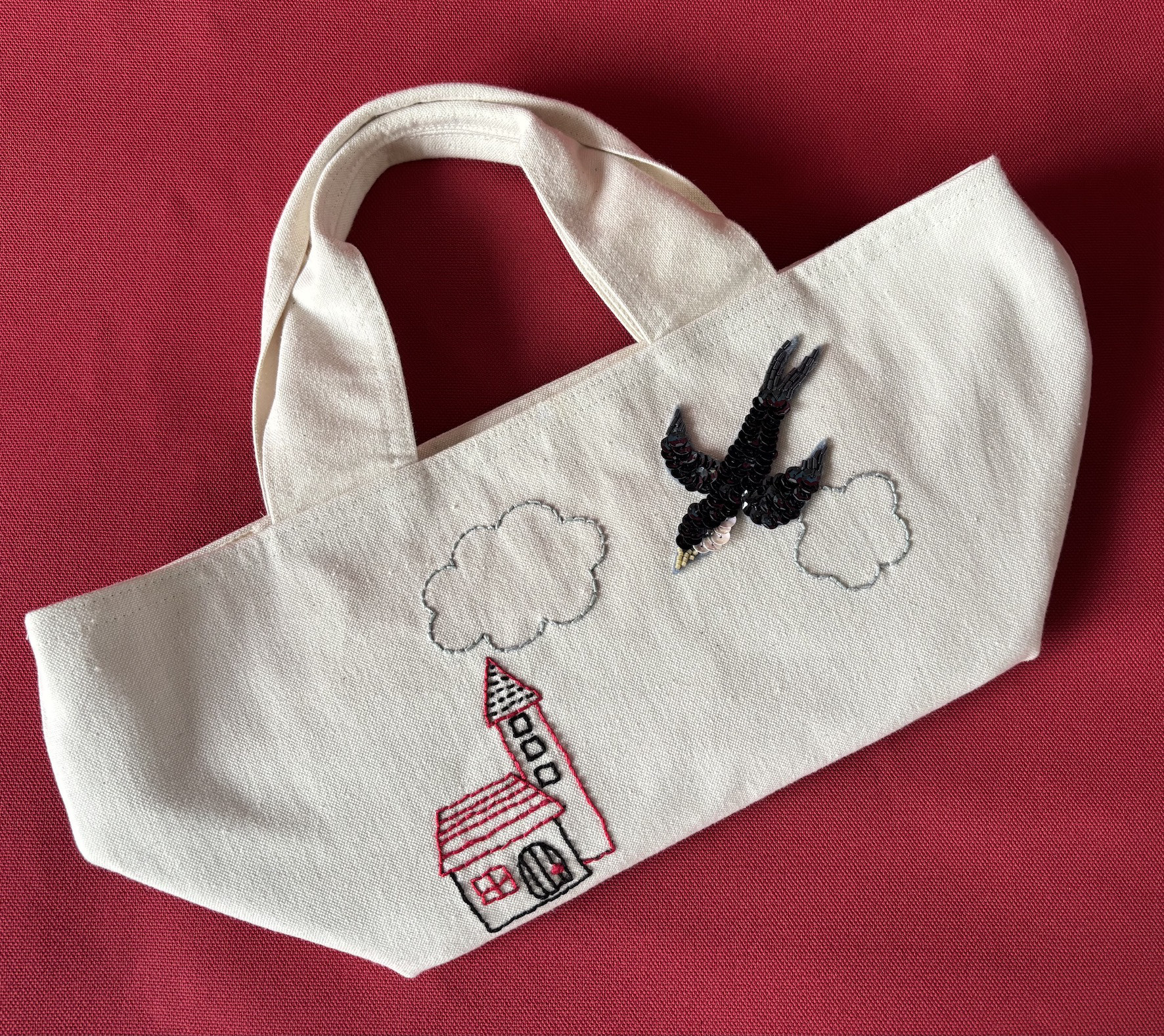 ツバメの飛ぶ街　手刺繍　横長トートバッグ　アイボリー