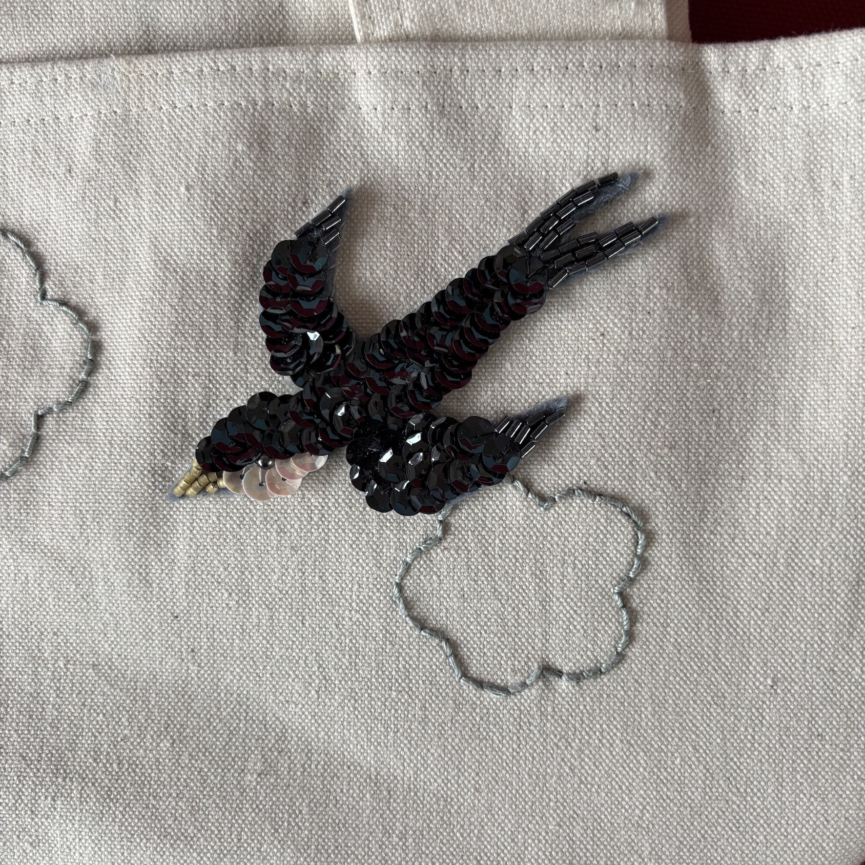 ツバメの飛ぶ街　手刺繍　横長トートバッグ　アイボリー