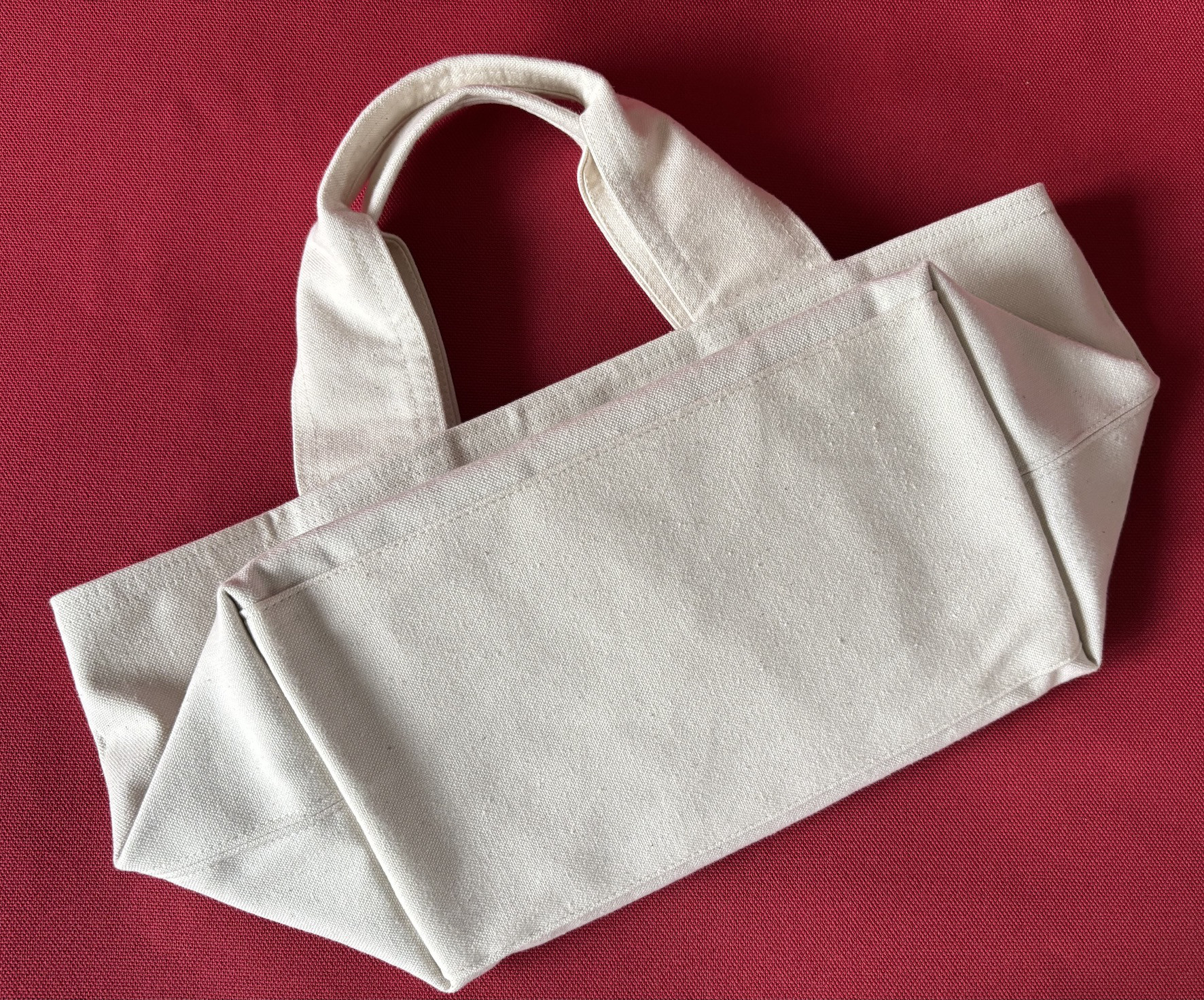 ツバメの飛ぶ街　手刺繍　横長トートバッグ　アイボリー