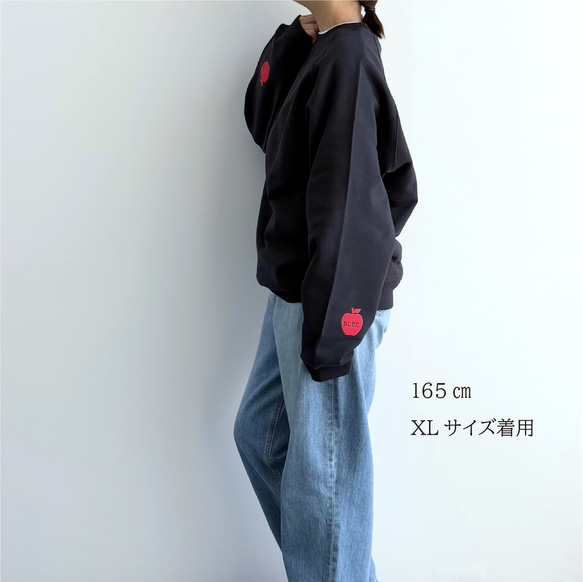 りんごのスウェット（ダークネイビー / 薄手スウェット） 3枚目の画像