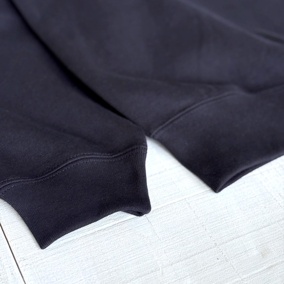 りんごのスウェット（ダークネイビー / 薄手スウェット） 9枚目の画像