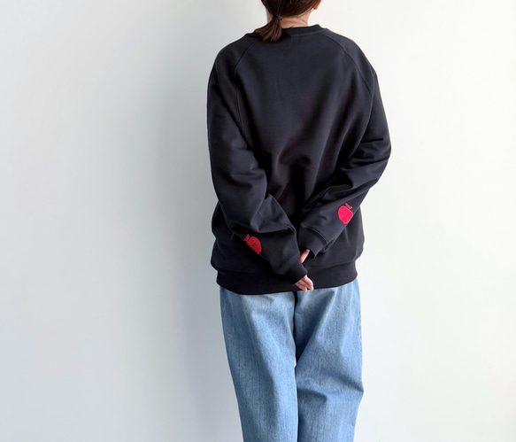 りんごのスウェット（ダークネイビー / 薄手スウェット） 1枚目の画像