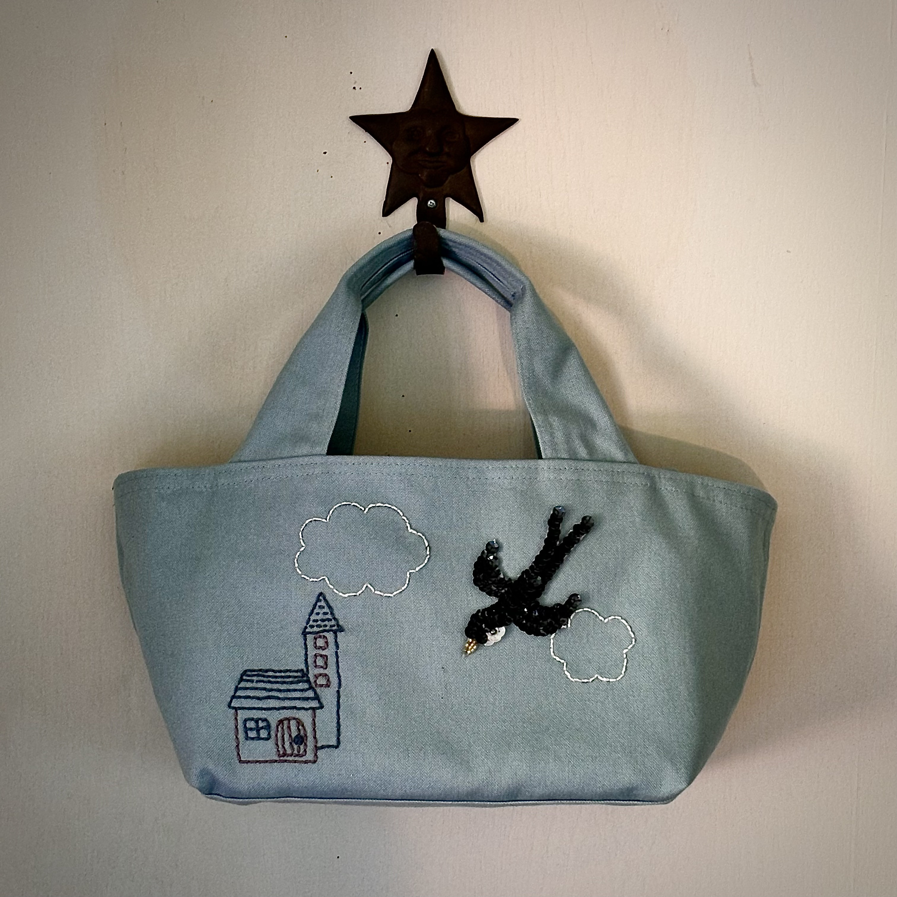 ツバメの飛ぶ街 手刺繍 横長トートバッグ サックス トートバッグ R in