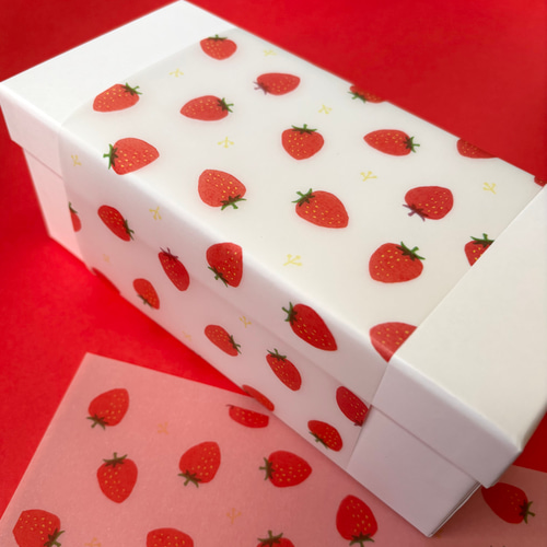 トレーシングペーパーで出来た いちご柄のラッピングペーパー(4枚入り