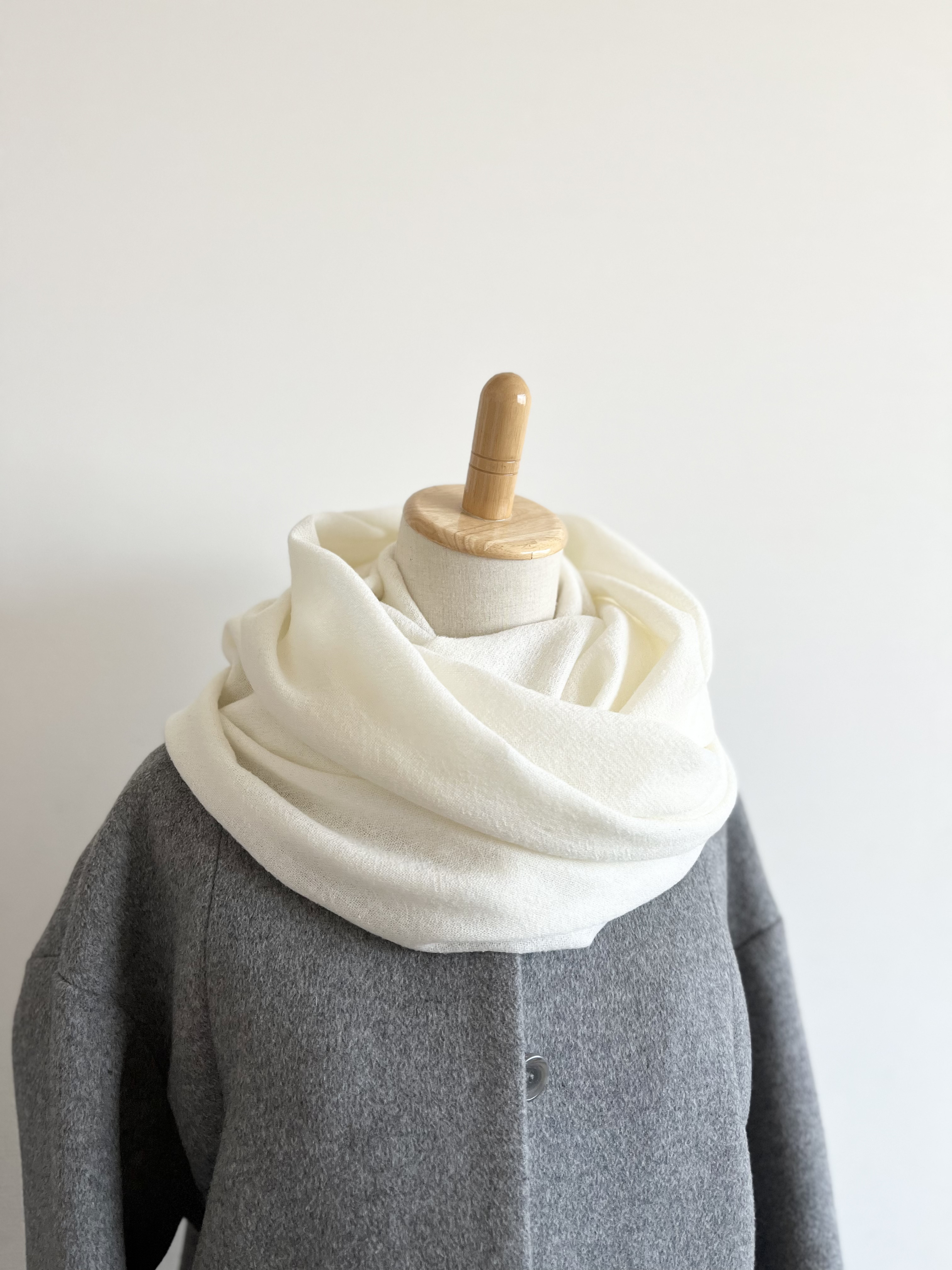 ふんわりあたたか　ウールガーゼのスヌード＊ホワイト＊ねじりあり
