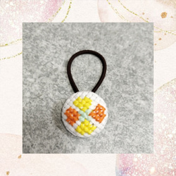 エメラルドグリーンハイビスカス☆手刺繍☆2.7センチくるみボタンヘアゴム2点 エメラルドグリーンハイビスカス☆手刺繍☆2.7センチくるみボタン