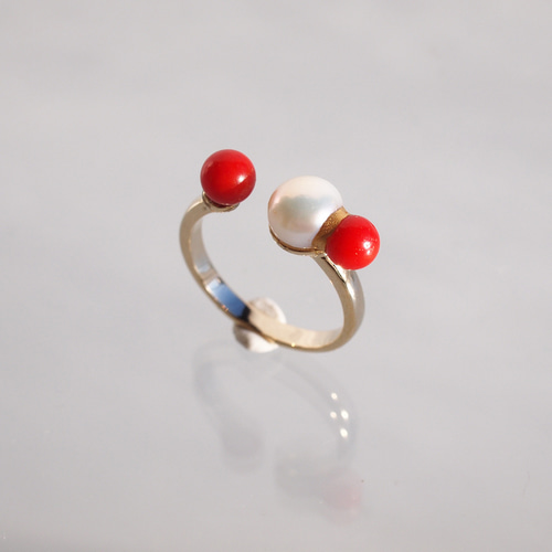 珊瑚とパールのリング 珊瑚とパールのリング パールと赤い実のオープンリング 淡水パールと珊瑚