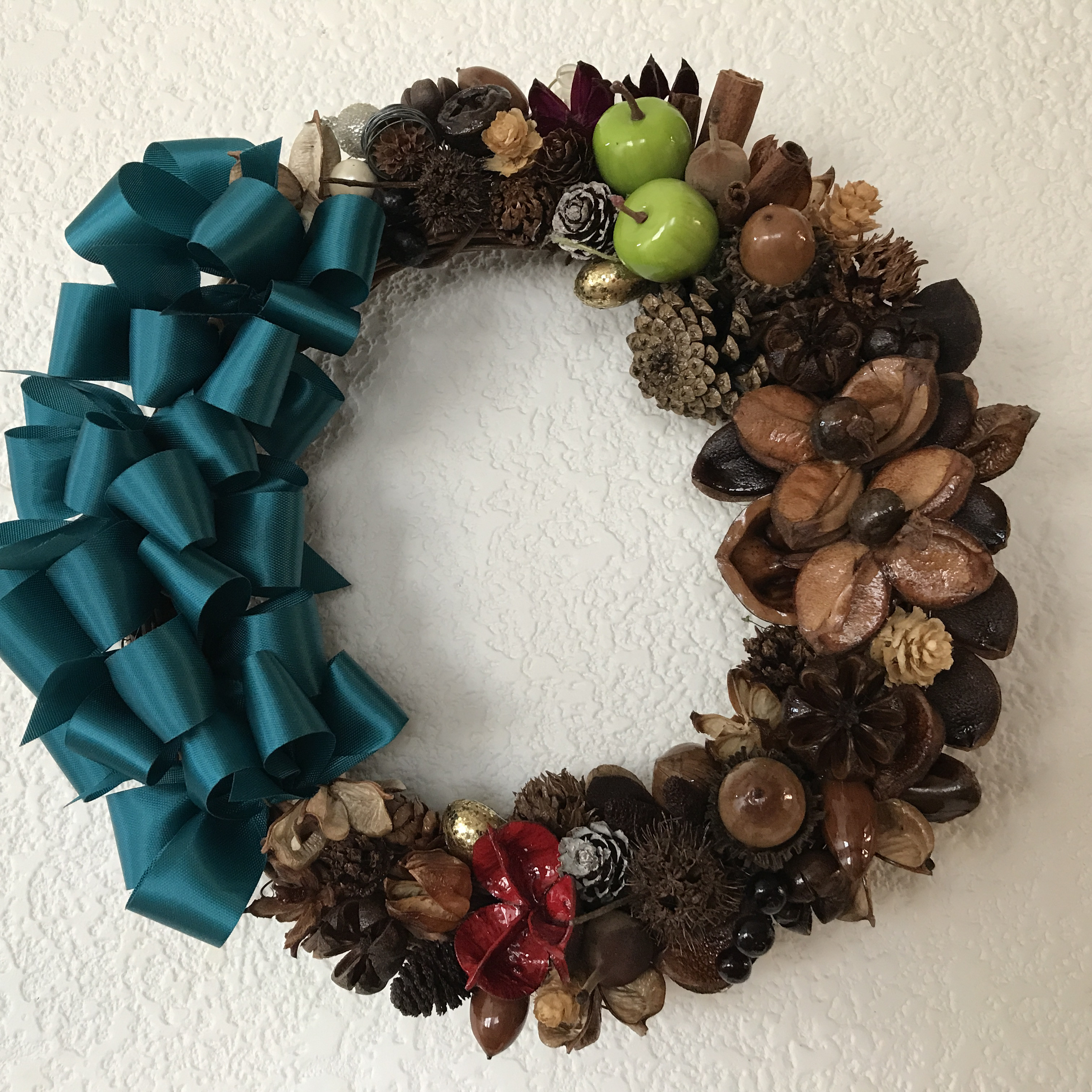 《新作＊受注制作》オールシーズン飾れる自然の木の実と林檎のリボンリース（男性のお部屋にも）