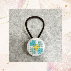 エメラルドグリーンハイビスカス☆手刺繍☆2.7センチくるみボタンヘアゴム2点 エメラルドグリーンハイビスカス☆手刺繍☆2.7センチくるみボタン