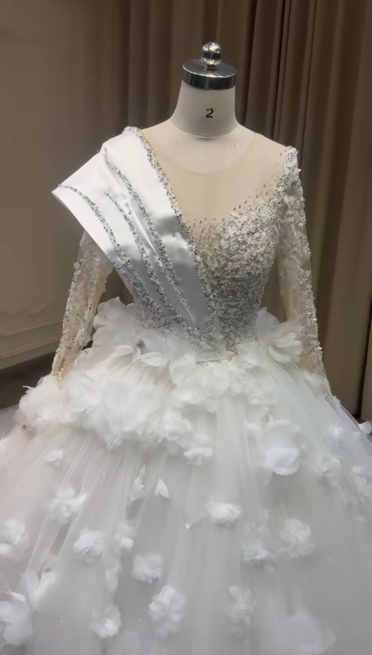 新着商品　たっぷりストーン　シースルー長袖　グッリター　ワンショルダー　アシメドレス非対称　ふんわりチュールお花飾り付き