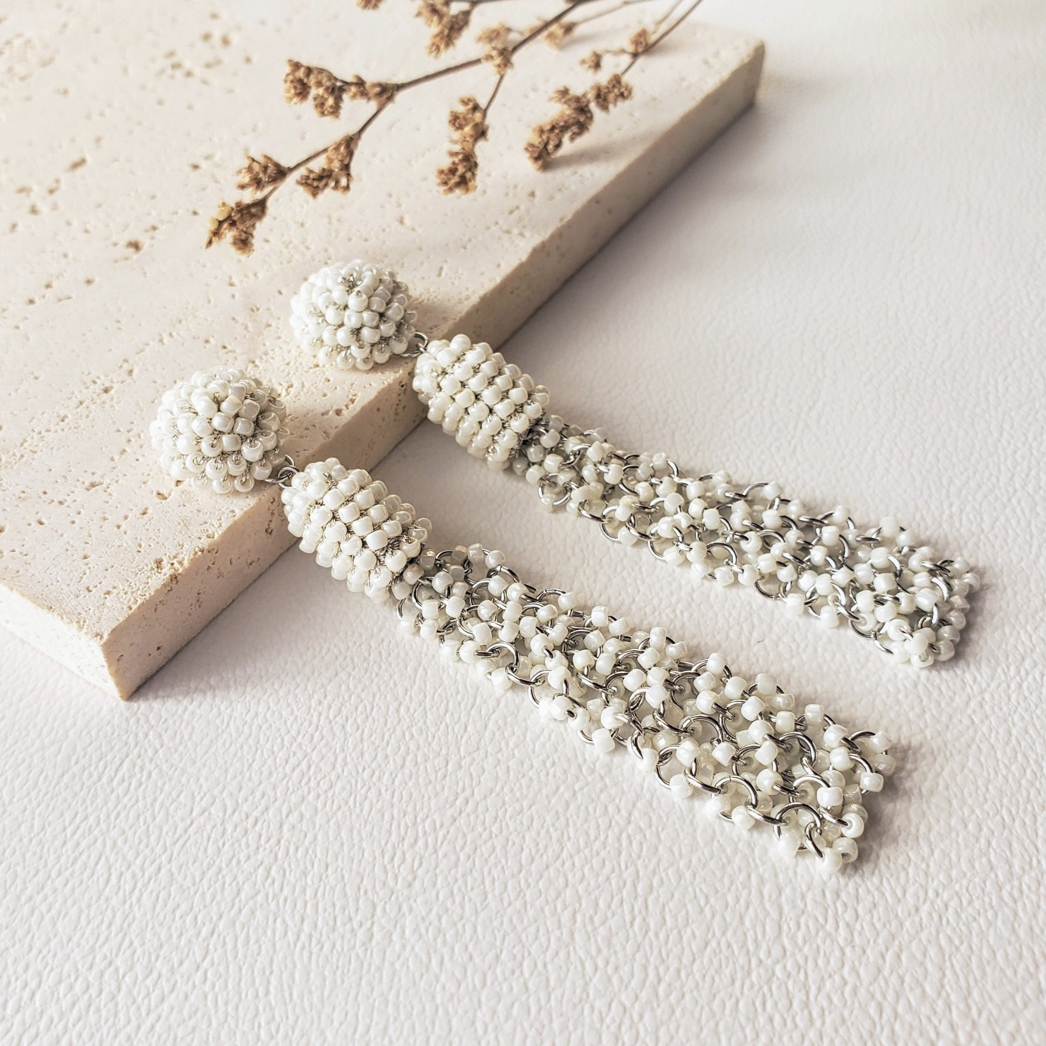 しゃらしゃらビーズタッセルイヤリングorピアス(ホワイト)/No.25-0101 4,930円