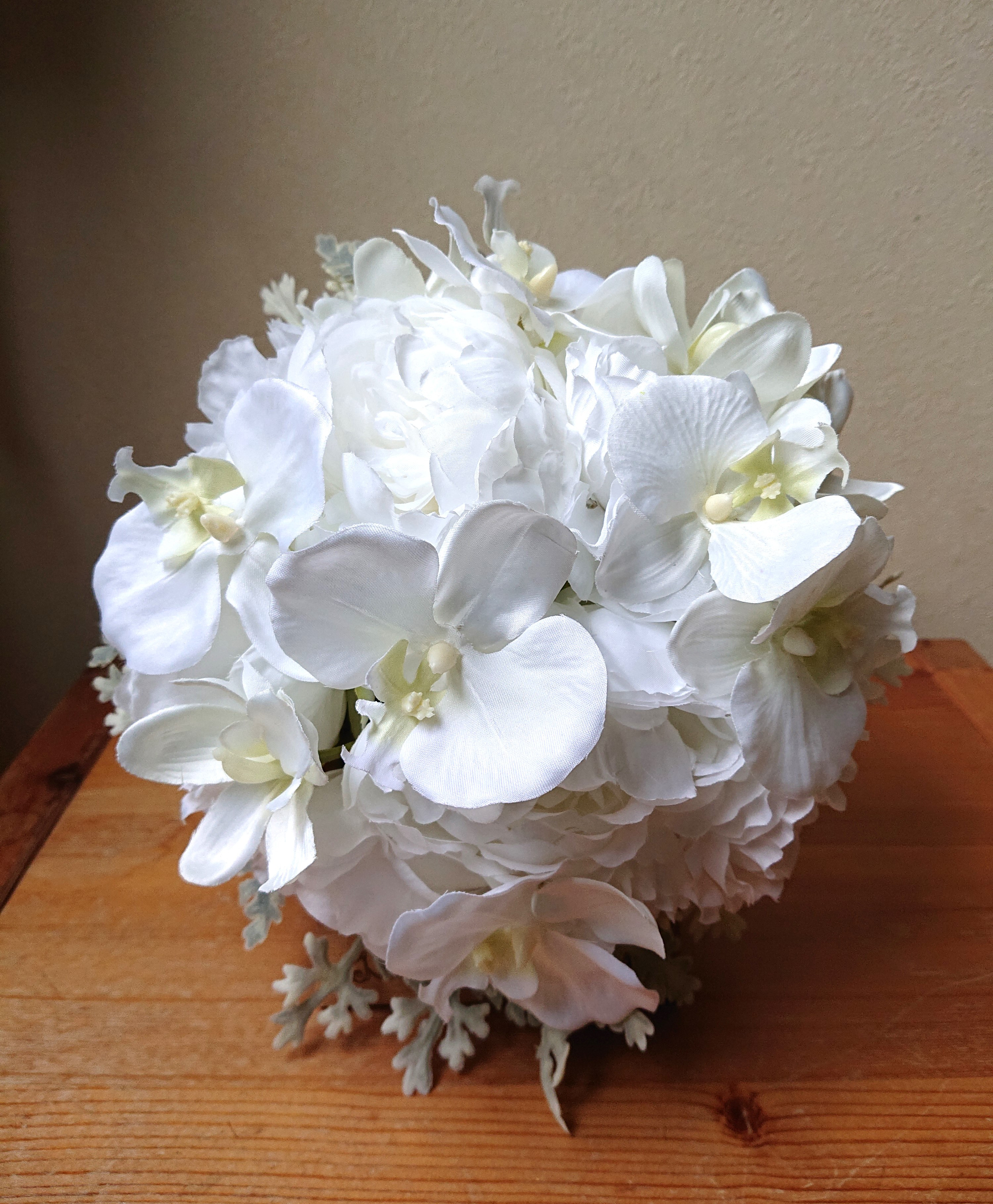 胡蝶蘭のクラッチブーケ。大人気♪ブートニア付き♪生花みたいに綺麗な造花です♪高品質なのに安い