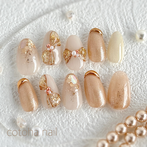 ぷっくりリボンがキラめくゴールドネイル／結婚式／前撮り