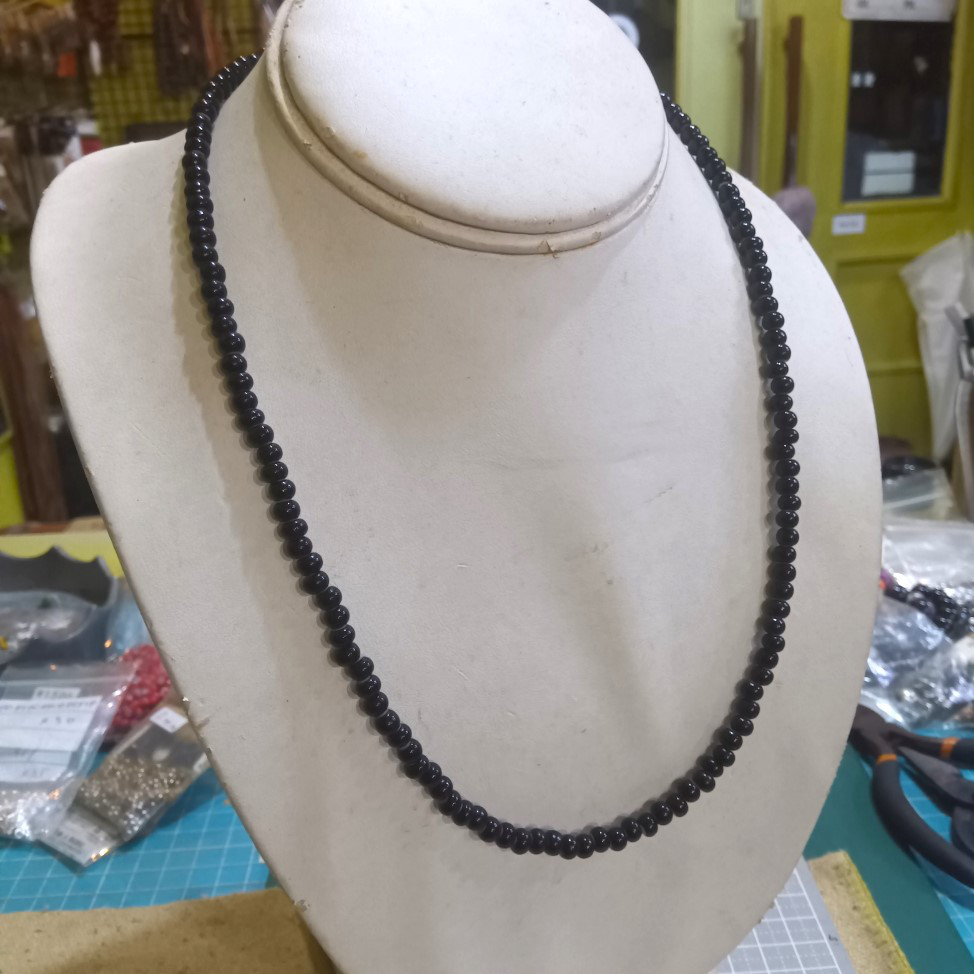ホワイトハーツビーズ　ネックレス！黒