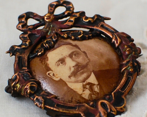 アンティークフォトフレームブローチ オルモル リボン ブロンズ 1900
