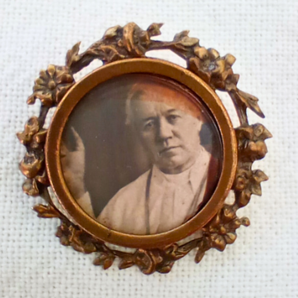 アンティークフォトフレームブローチ 真鍮 ガラスあり 1900年代初期