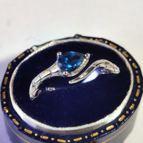 天然「ロンドンブルー」トパーズ蛇モチーフ