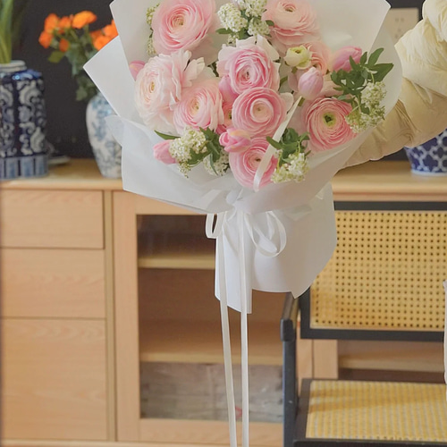 生花 優雅なピンクラナンキュラスのブーケ｜特別な贈り物に ブーケ