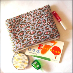 フランス生地（L）ヒョウ柄　ピューマ柄　レオパード　斑点　ポーチ　通帳入れ　鍵入れ　コスメ入れ　デバイス入れ 3枚目の画像