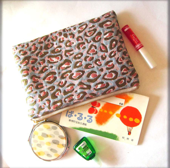 フランス生地（L）ヒョウ柄　ピューマ柄　レオパード　斑点　ポーチ　通帳入れ　鍵入れ　コスメ入れ　デバイス入れ 3枚目の画像