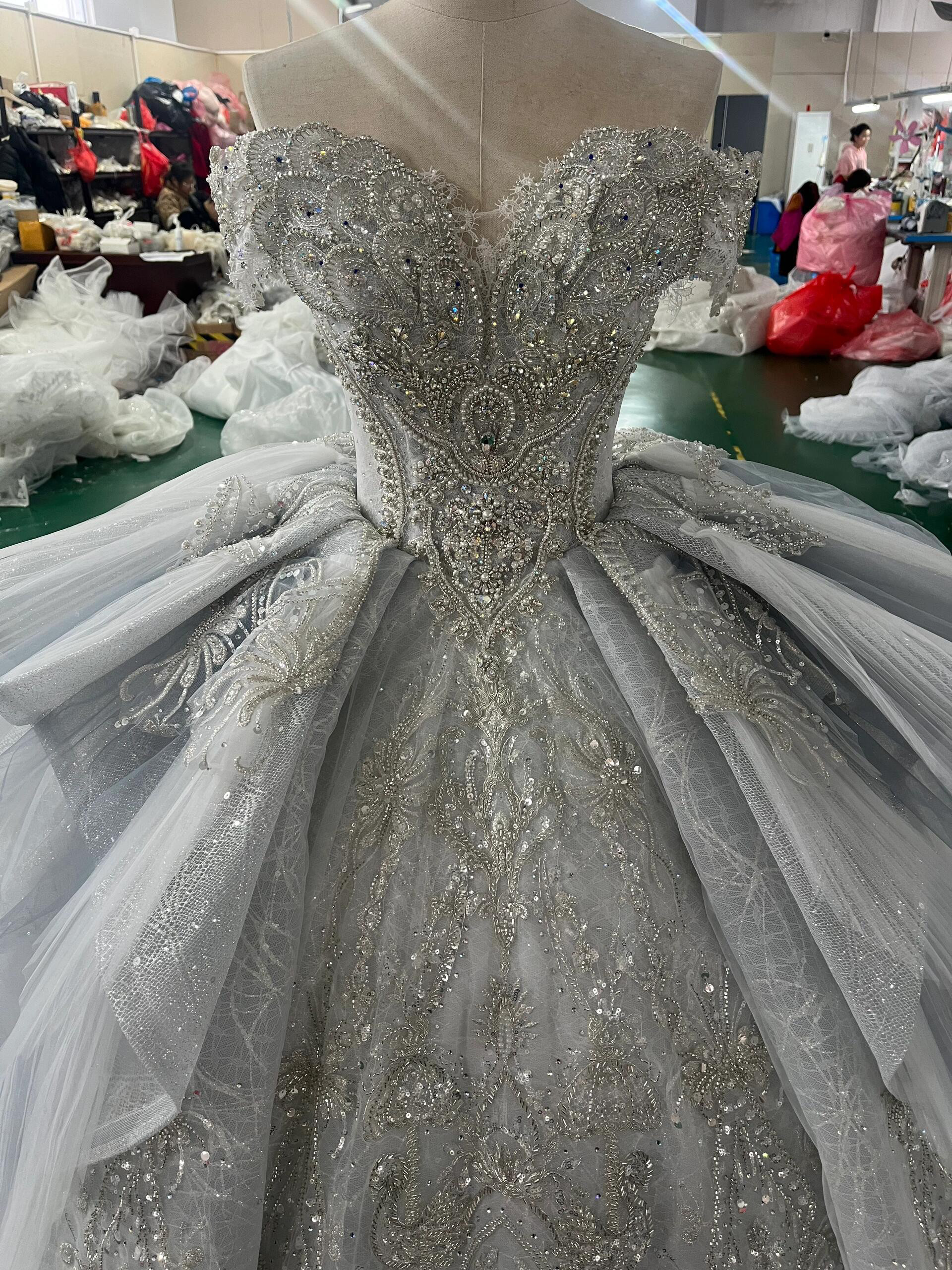 大人気上昇中　オフショルダー　二の腕カバー　サイズオーダー可能　ラッフル　ギャザー　上質なウェディングドレス　結婚式花嫁