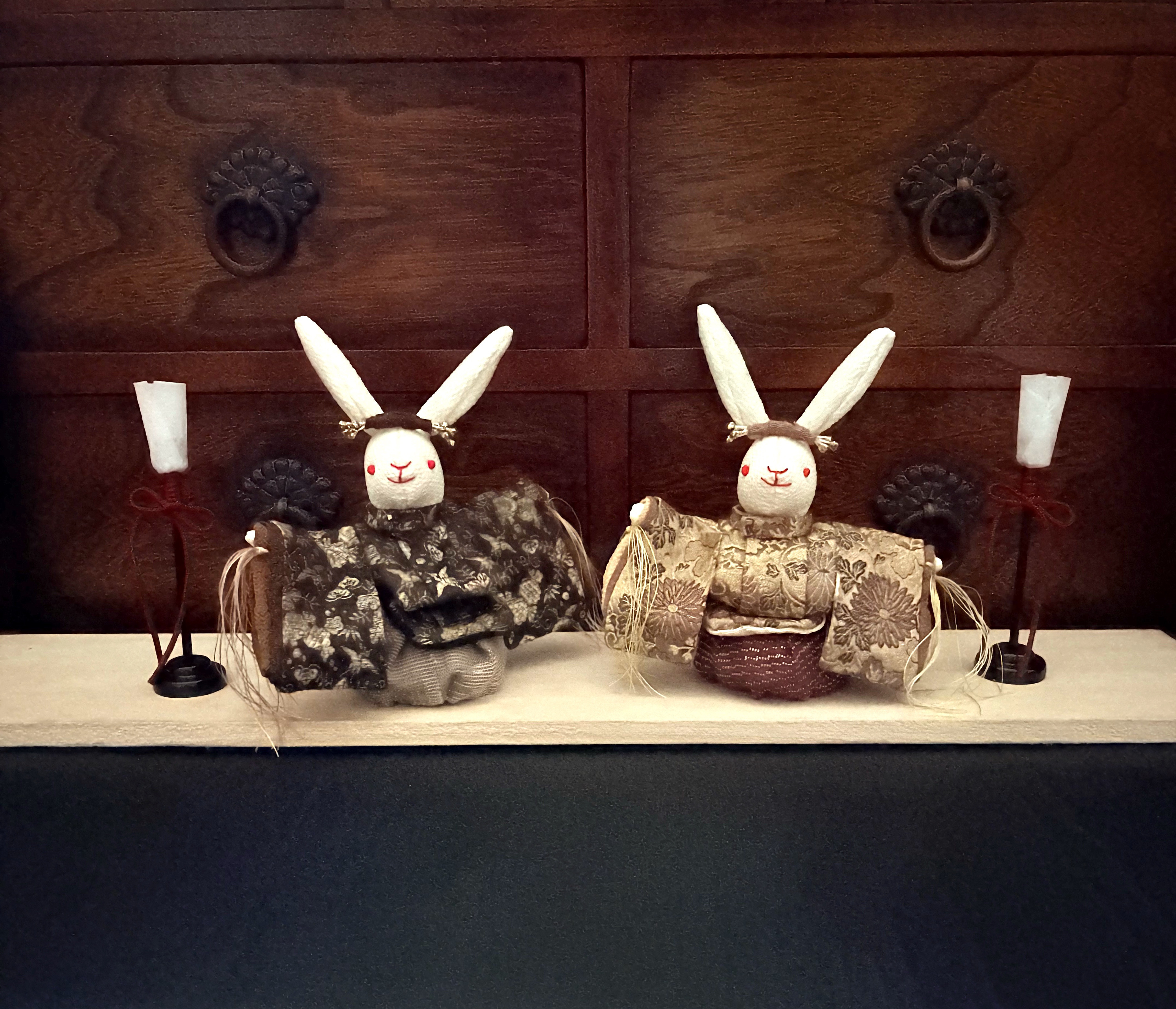 アンティークの金襴生地のお着物を着た　舞雛うさぎ　(ひな人形、雛人形、お雛様)