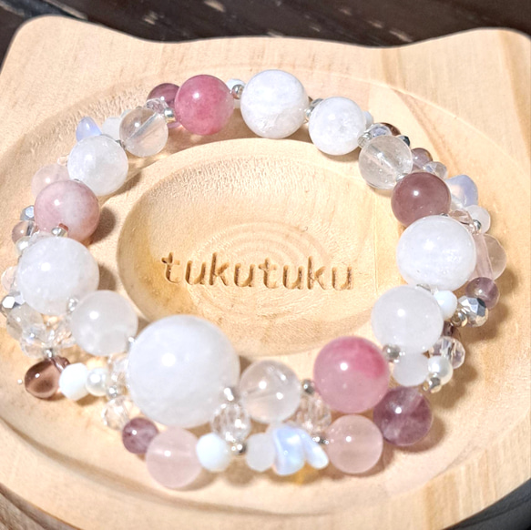 心をひらく！桜の花びらが舞っているような薔薇色の桜雨