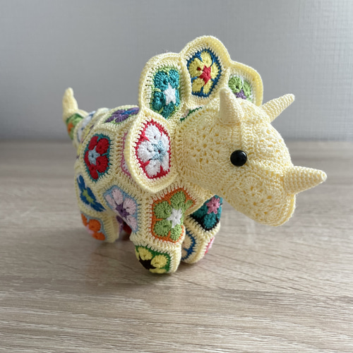 レース糸で編んだアフリカンフラワーのトリケラトプスのあみぐるみ
