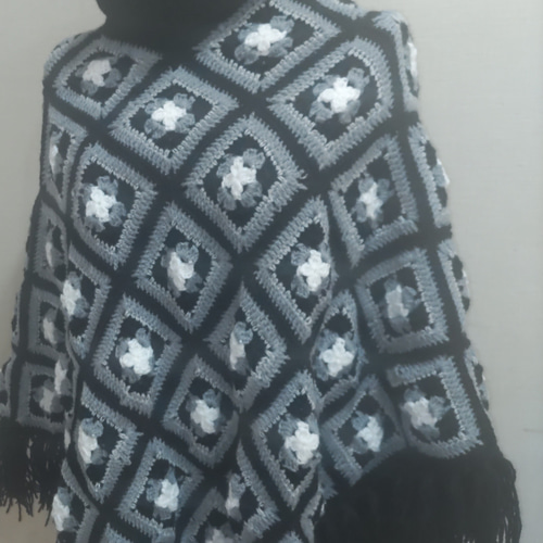 黒系グラニースクエアモチーフ編みのあったかポンチョ～送料無料