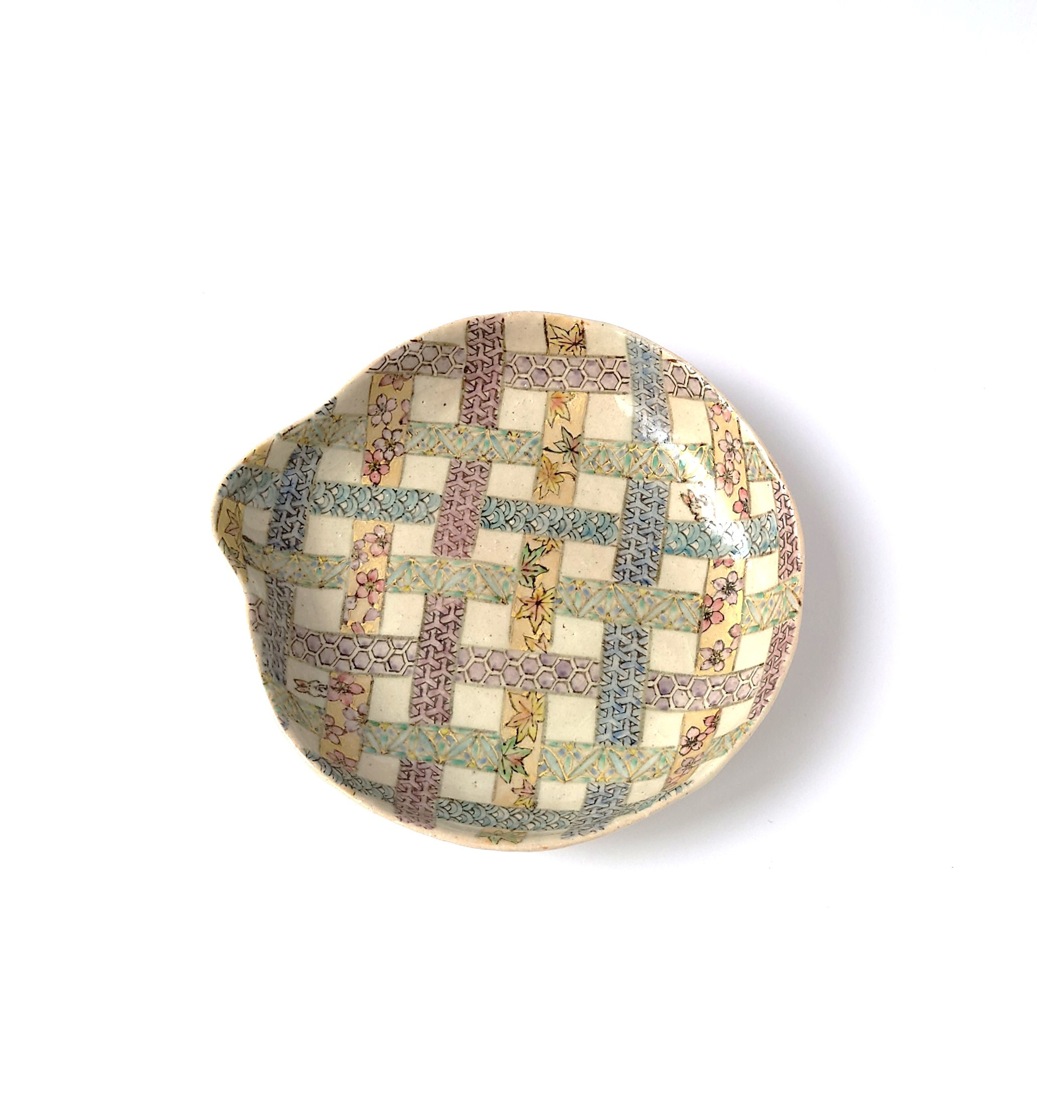 桜に紅葉、古紋にうさぎさんが丁寧に描かれたうつわ　つづら帯古紋　6寸変皿　陶器