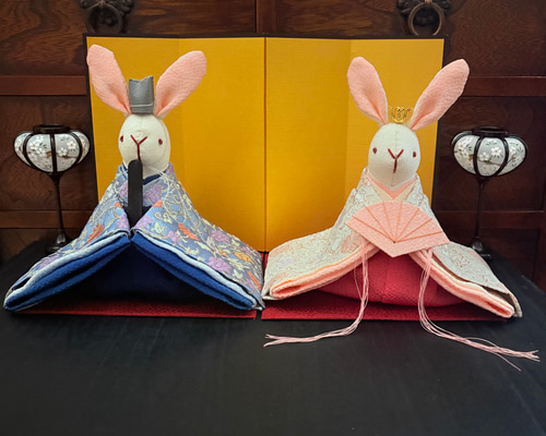 大きなサイズ 春らしい金襴生地のお着物のうさぎの雛人形 (ひな人形