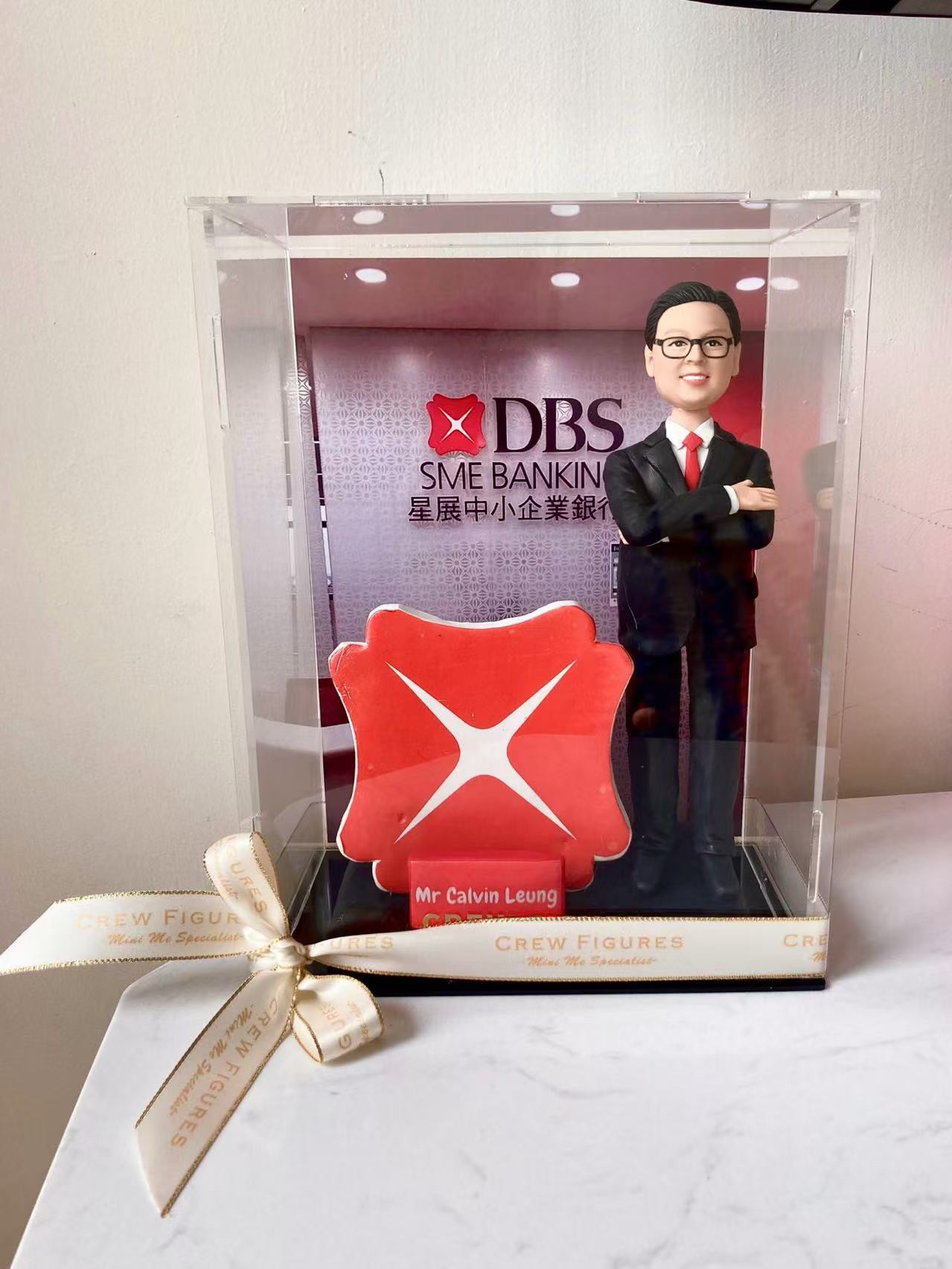 【カスタマイズ似顔絵人形】ロゴ入り似顔絵四角ボックス