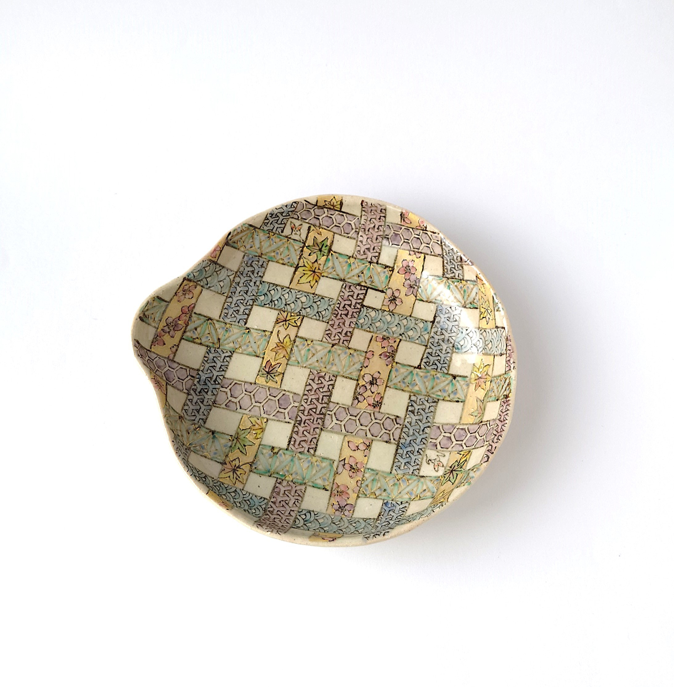 桜に紅葉、古紋にうさぎさんが丁寧に描かれたうつわ　つづら帯古紋　6寸変皿　陶器