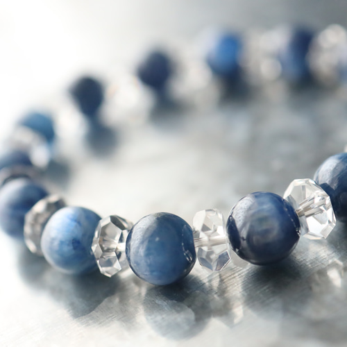 ☆スーパープレミアムブレス☆…☆藍晶石☆カイヤナイト：約9ミリ＆水晶
