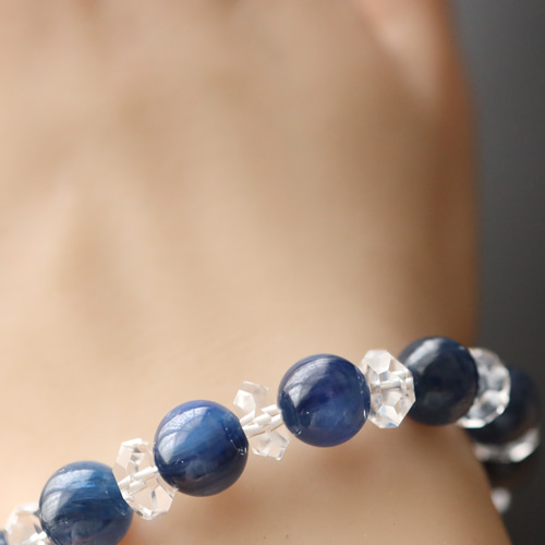 ☆スーパープレミアムブレス☆…☆藍晶石☆カイヤナイト：約9ミリ＆水晶