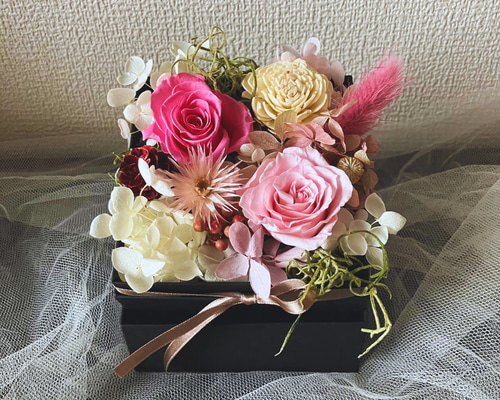 ✨バラフラワーアート✨プリザーブドフラワーアレンジメント✨壁掛けにも出来ます✨ プリザーブドフラワーの壁掛け フレームアレンジ 紫色のバラと
