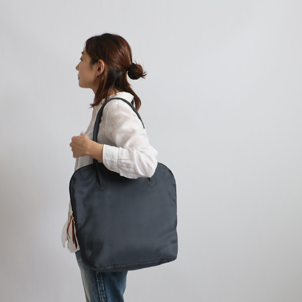 （送料無料）春支度ＳＡＬＥ　軽量　スクエア　トート バッグ 鞄 クッション入り ナイロン  グレーP51B