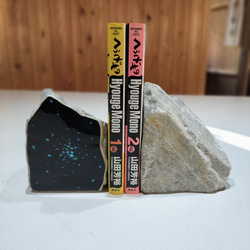 『ぶった切りブックエンド』　白グリ石のブックエンド×漆（螺鈿檀塗り） 3枚目の画像