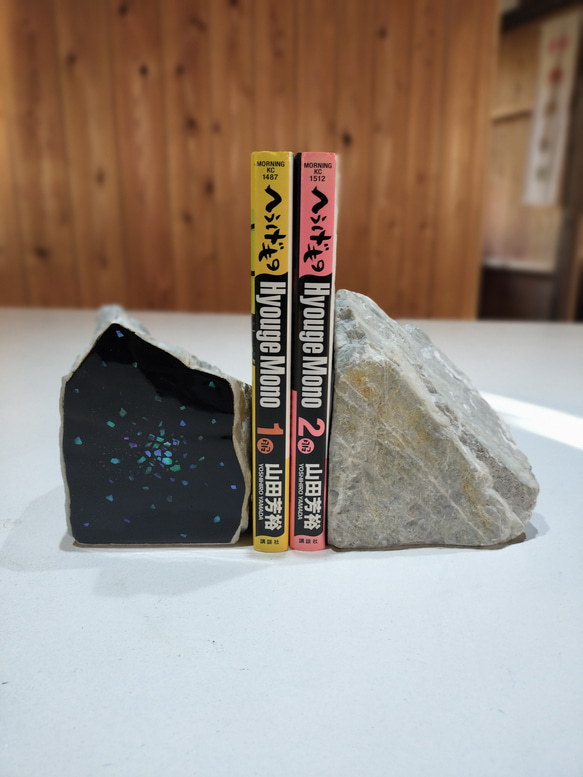 『ぶった切りブックエンド』　白グリ石のブックエンド×漆（螺鈿檀塗り） 3枚目の画像