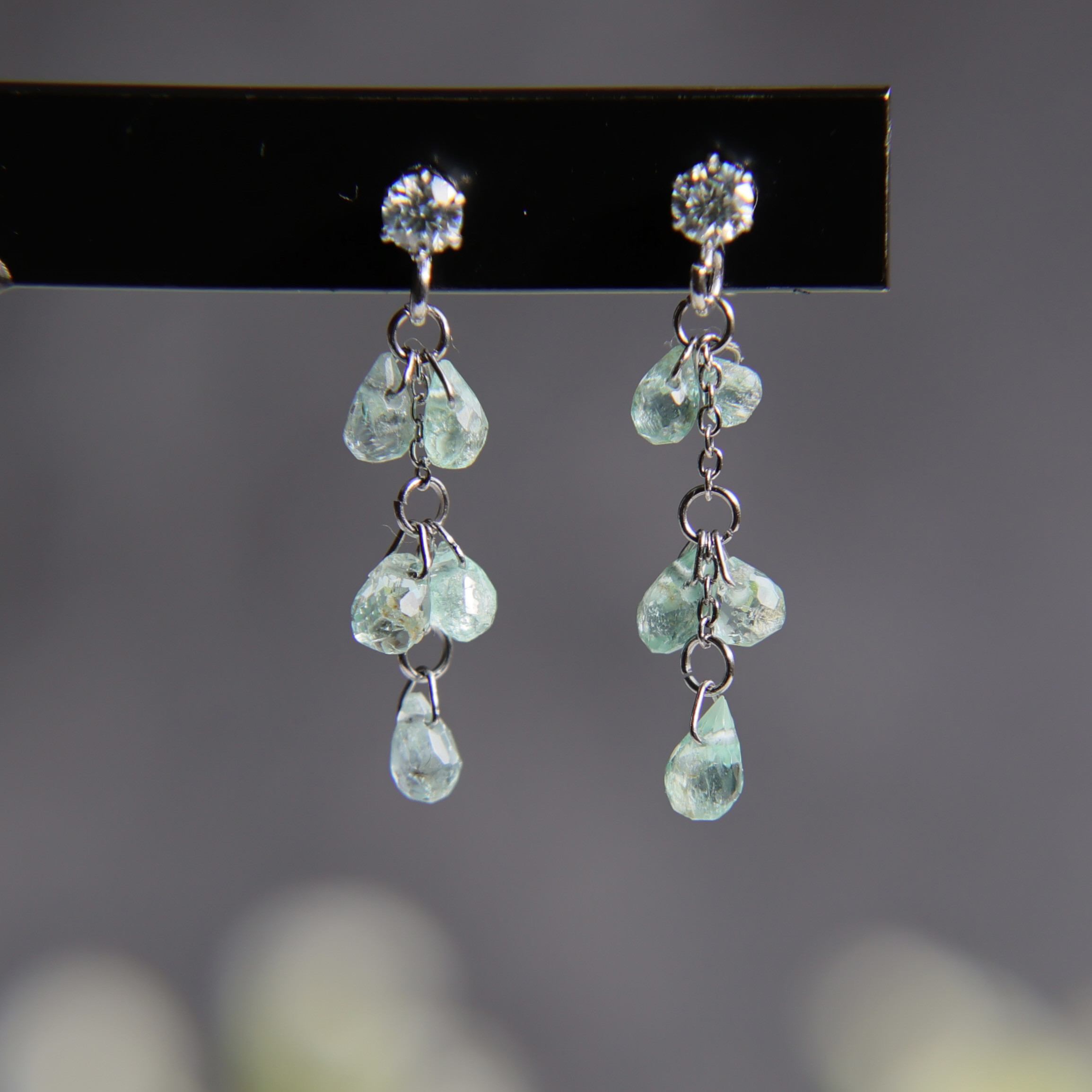 たっぷりエメラルドとモアサナイトのサージカルステンレスピアス