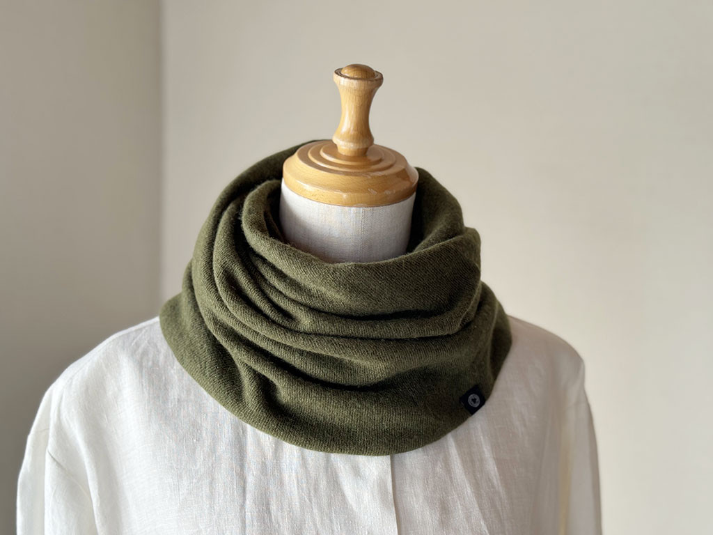温度を纏う。純カシミヤねじりスヌード ［Basic Design］カーキ