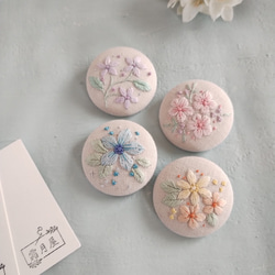 桜 静か 刺繍 くるみボタン 【ブローチ／ヘアゴム】 ブローチ 霜月屋