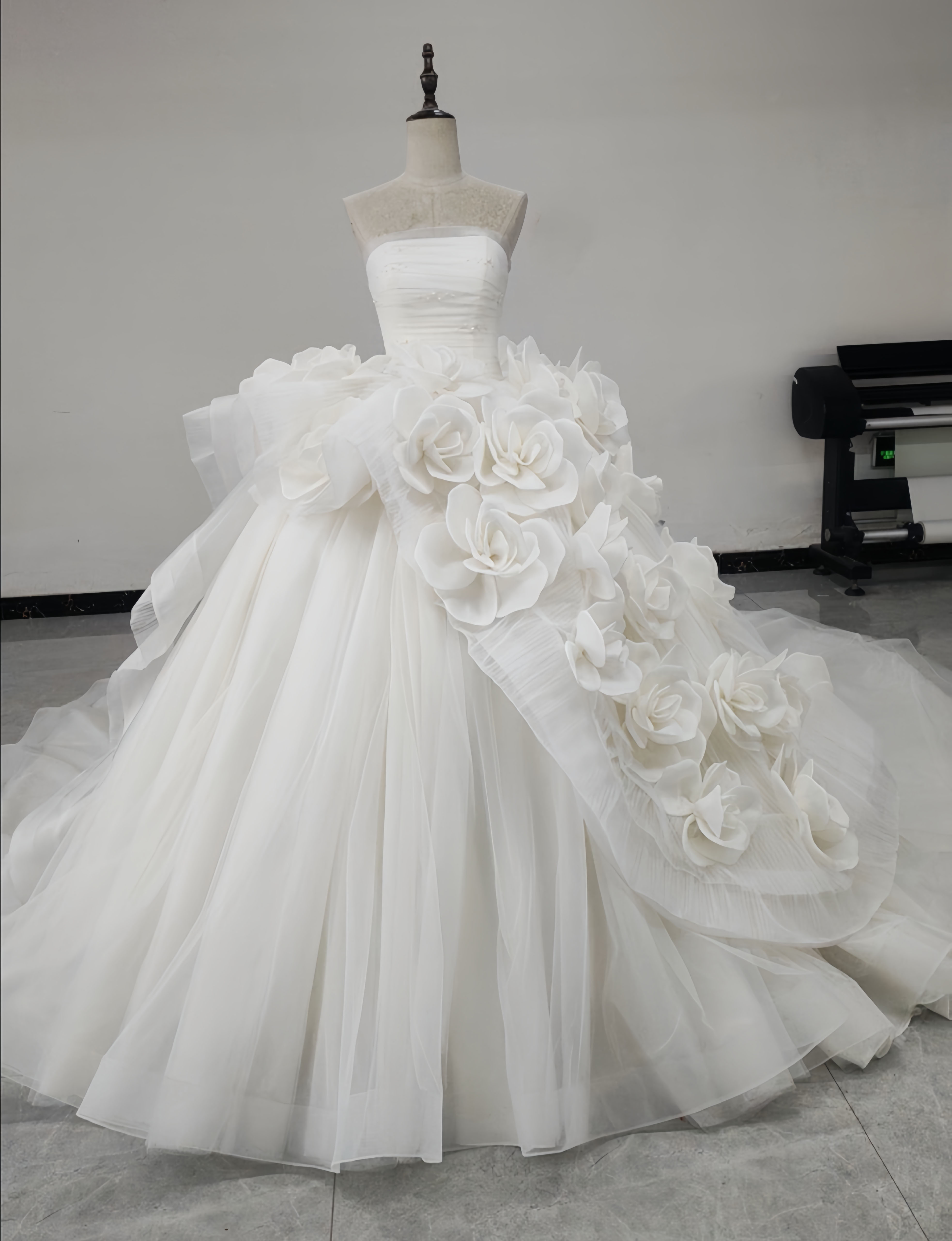 華やかな！純粋な美しさ　チューブトップ　お花飾り　アシメドレス　ギャザースカート編み上げ　オフホワイト結婚式お呼ばれ挙式