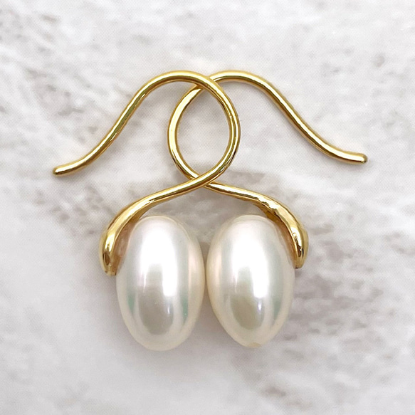本当に綺麗な輝り輝り本真珠の雫フックピアス 10mm 淡水パール サージカルステンレス316L 金属アレルギー ライス 1枚目の画像