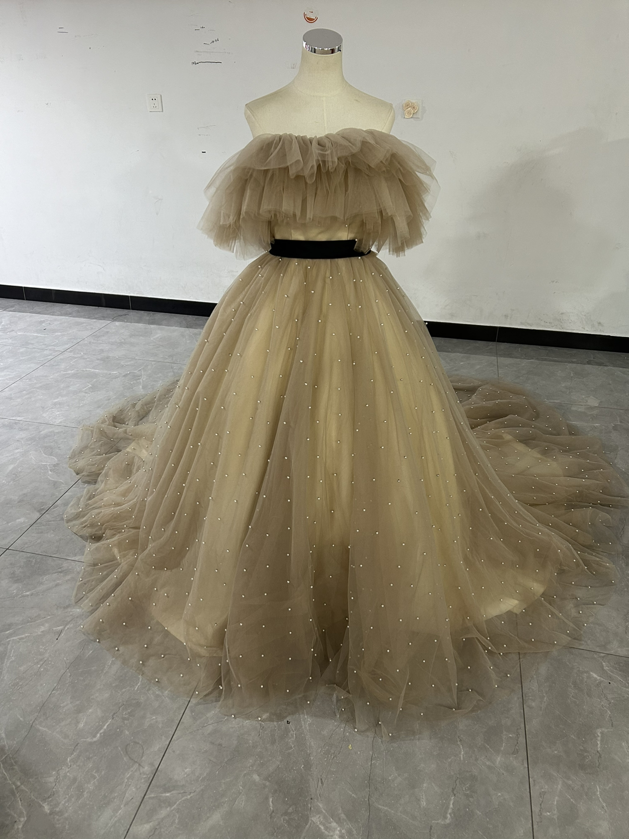 カーキ色 チュールスカート カラードレス オフショルダー パール サッシュベルト クラシカル 披露宴