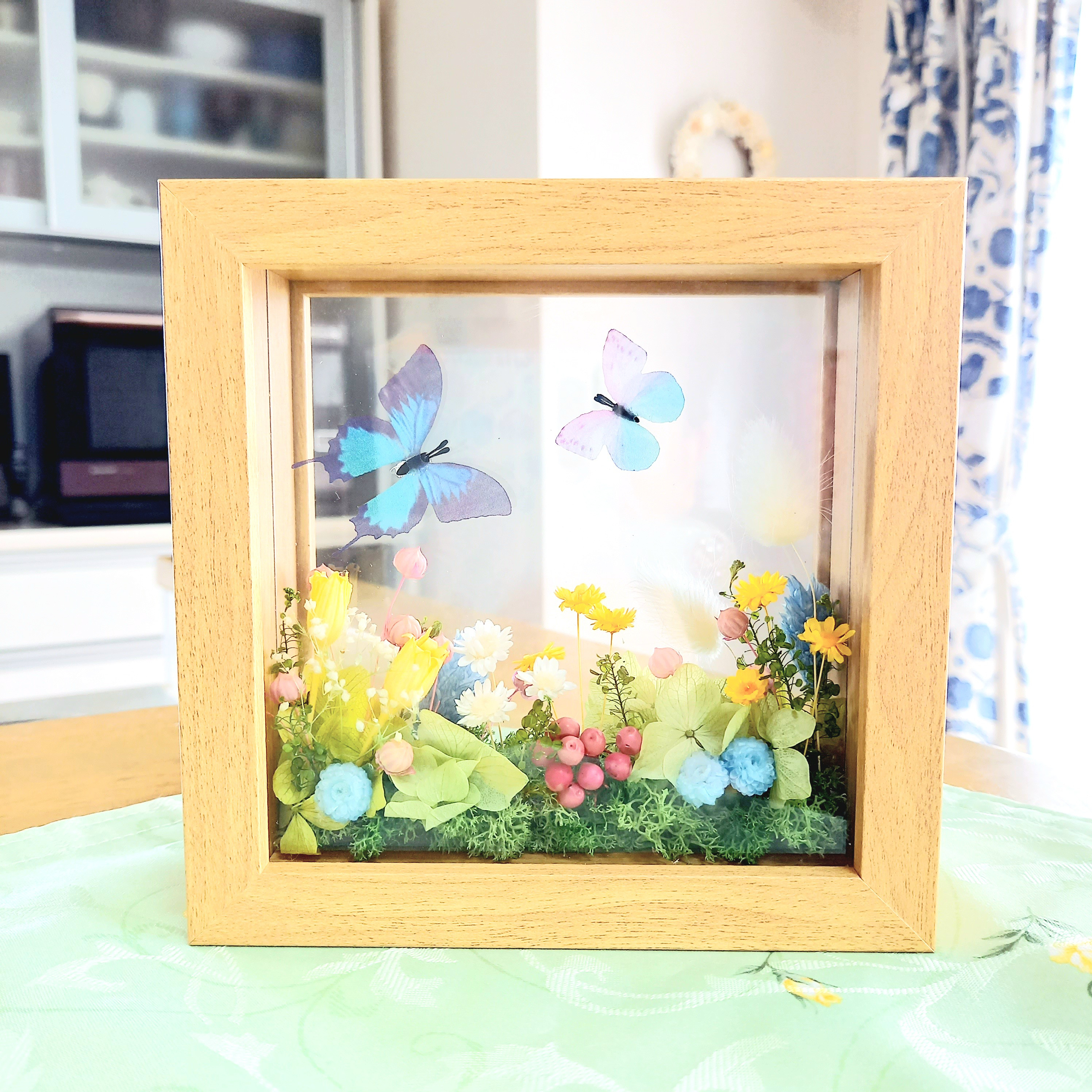 フレームアレンジ【裏も丁寧♡奥行きにワクワク】リアルなお花畑を飛ぶ蝶のガラスフレームアレンジ♡ラッピング無料♡誕生日など