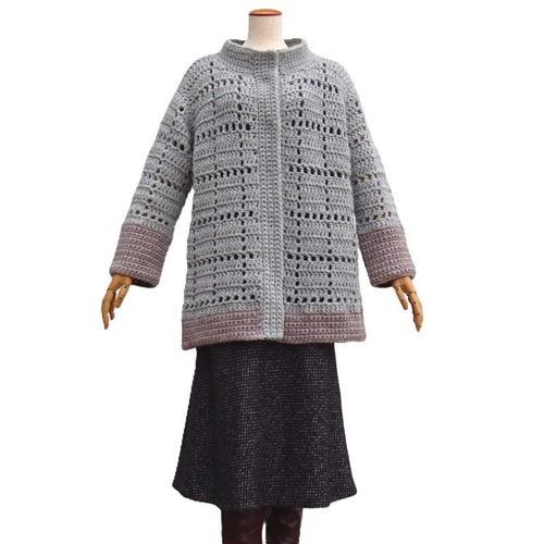 総手編み 優雅なデコルテを演出するシルバーグレーの格子編みニット