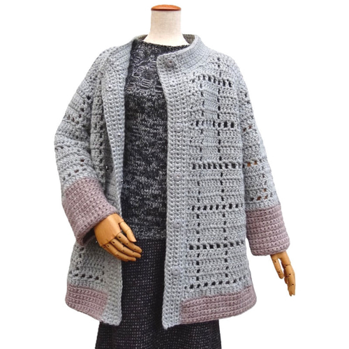 総手編み 優雅なデコルテを演出するシルバーグレーの格子編みニット