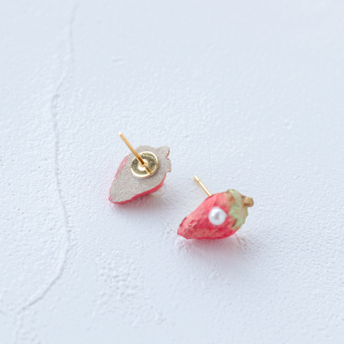 シンプルいちごの小粒ピアス/イヤリング(小) オーブン粘土・陶土 春