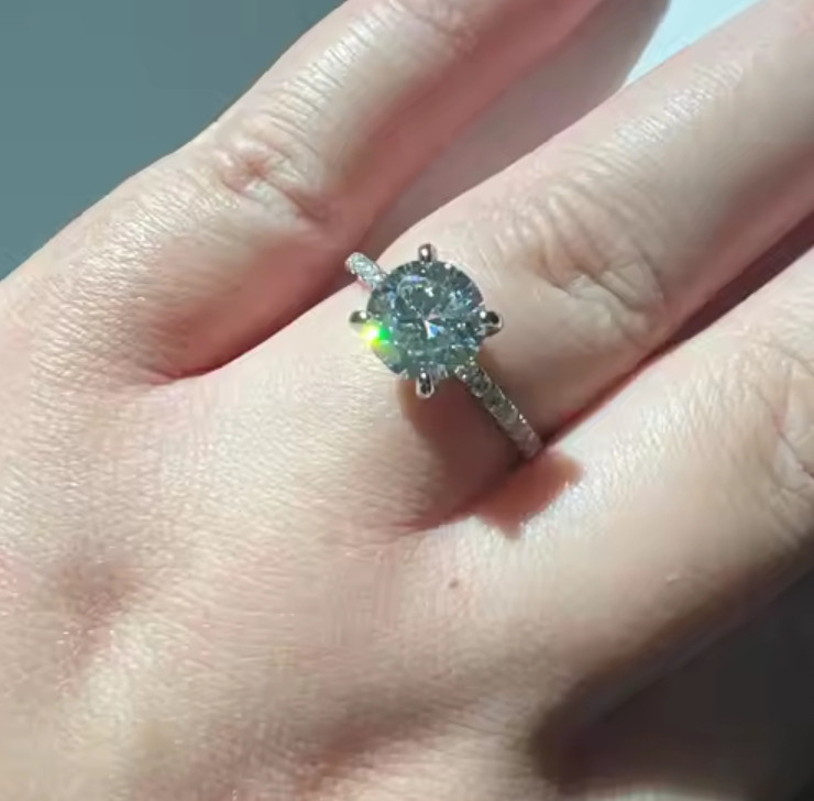 期間限定価格　2ct　ラウンド　モアッサナイト　モアサナイト　リング ゴールドジュエリー　ホワイトゴールド　k18